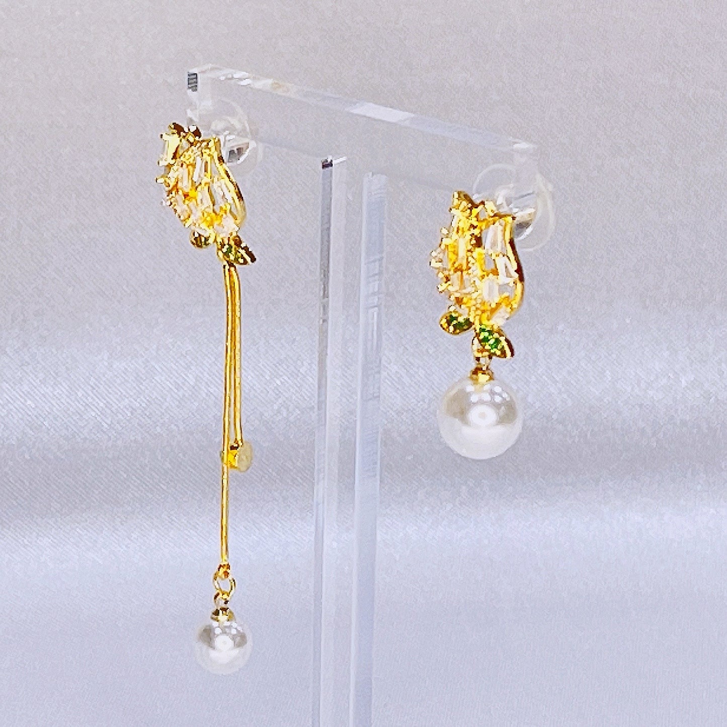 Sparkling asymmetric rose earrings