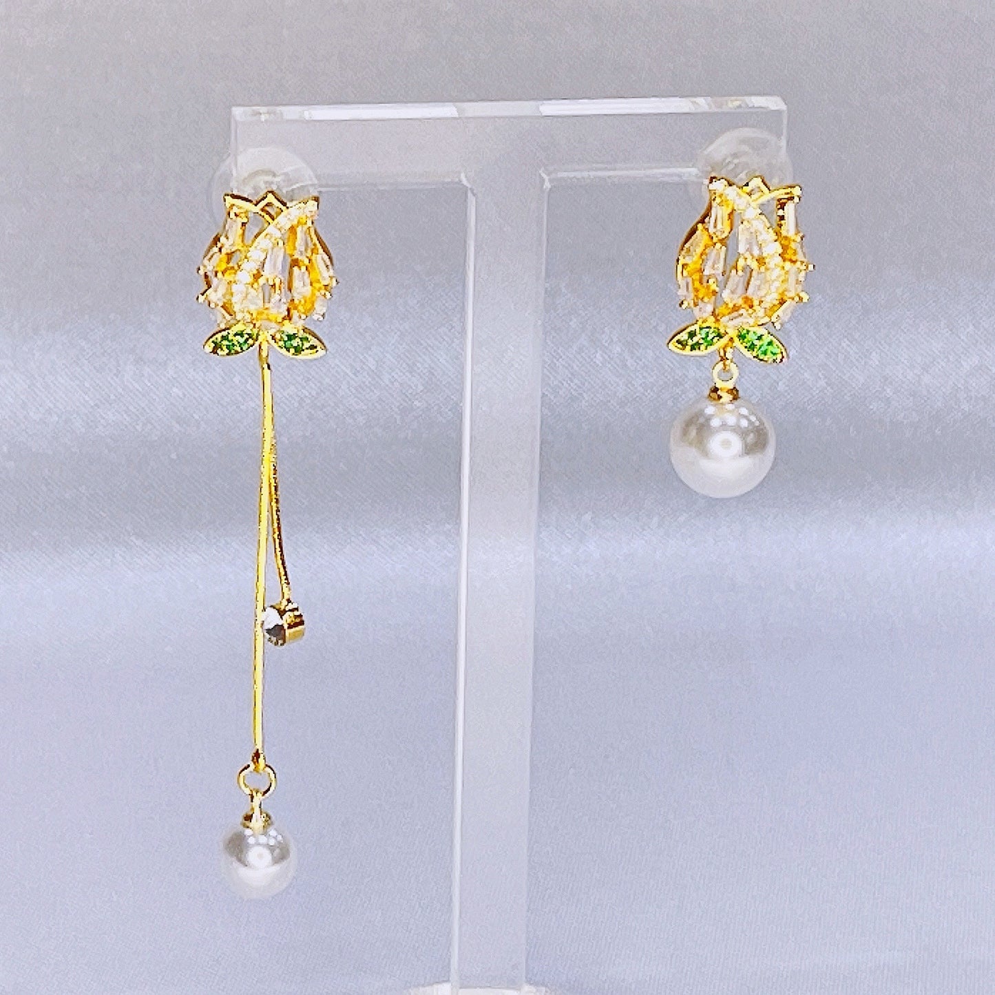 Sparkling asymmetric rose earrings