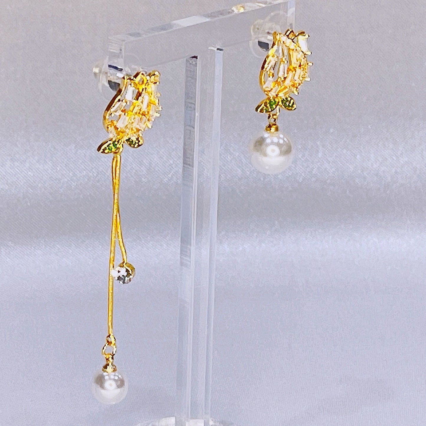 Sparkling asymmetric rose earrings